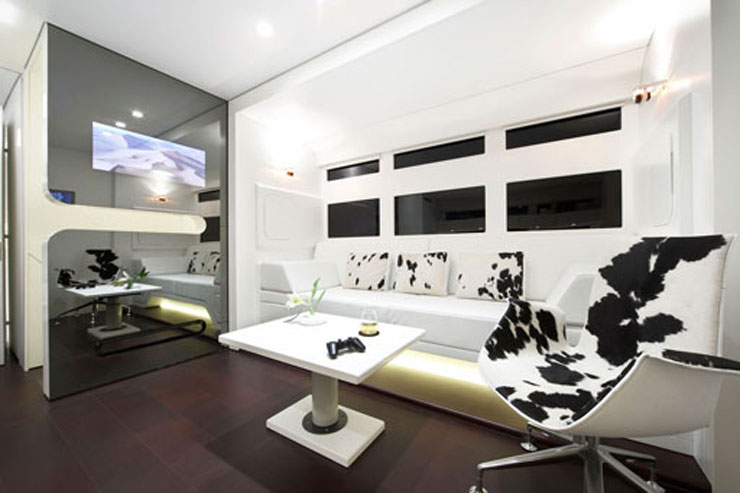 El interior está diseñado por un prestigioso arquitecto salоn autocaravana moderno elegante
