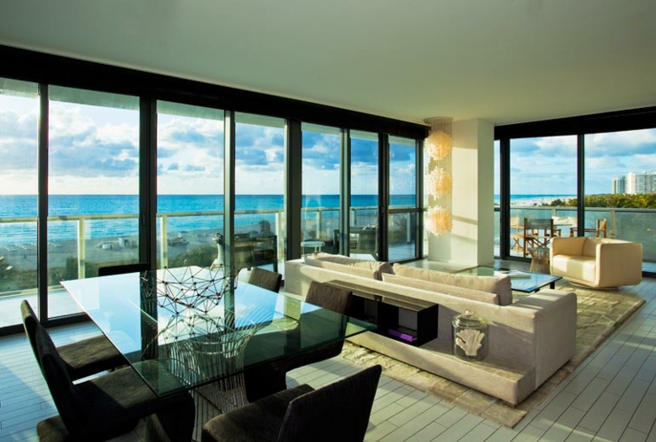 Salón enorme de suite lujosa del hotel en Miami Beach lujosa suite vistas magicas