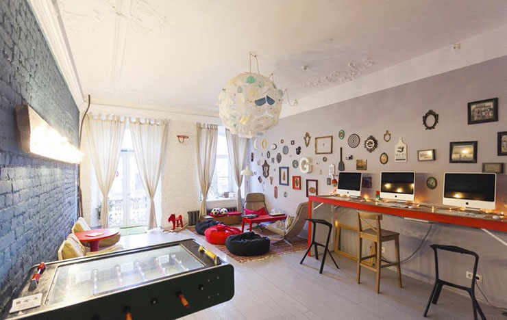 Cuarto de juegos en el Soul Kitchen Hostel, San Petersburgo sala relax hostal san petersburgo