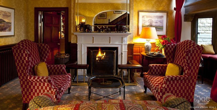 Ambiente romántico en el salón con chimenea chimenea crea atmosfera romantica