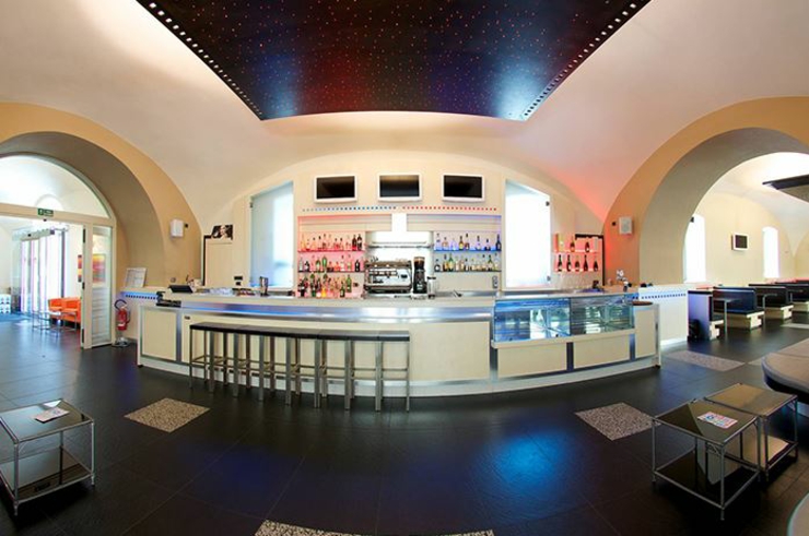 Este amplio salón/bar ofrece amplia selección de cocteles divertimento bar hostel sorrento
