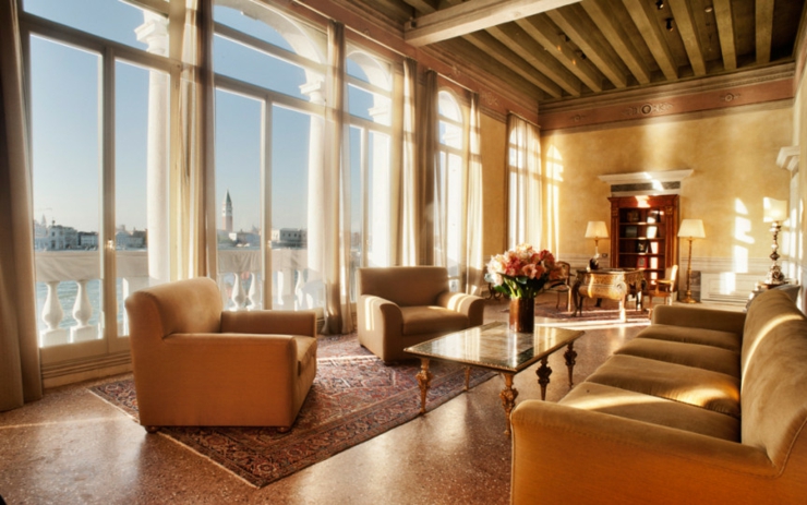 Espacioso salón en hotel en Venecia con vistas magnificas salon grandes ventanales vistas