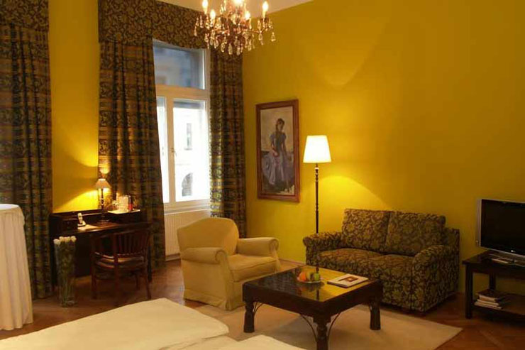 Salón espacioso en hotel boutique en Viena ambiente clasico sala hotel altstadt