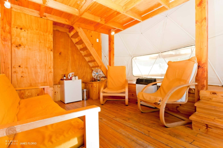 El domo es la construcción perfecta para este hotel temático sala estar hotel elqui domos chile