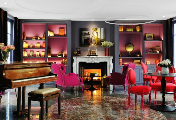 El salón con su chimenea y piano se parece al salón de la Julieta desde su época sala estar ambiente elegante aristocratico