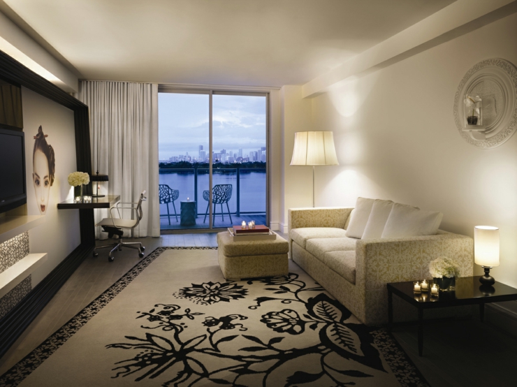 Sala de suite confortable con balcón con vistas en Miami suite hotel boutique miami
