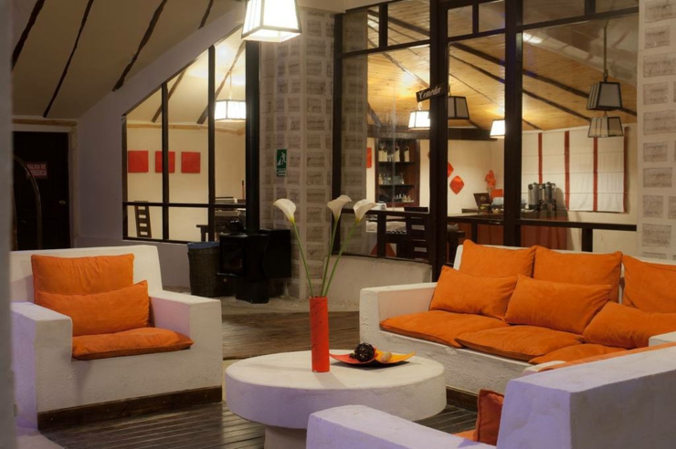 Este hotel está construido con bloques de sal sala estar curioso hotel bolivia