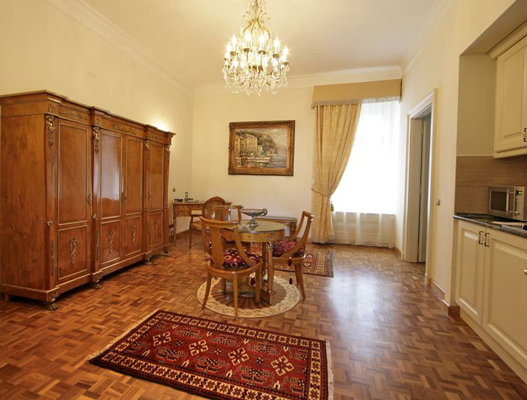 Decoración interesante – una mezcla de estilos salon amplio suite elegante