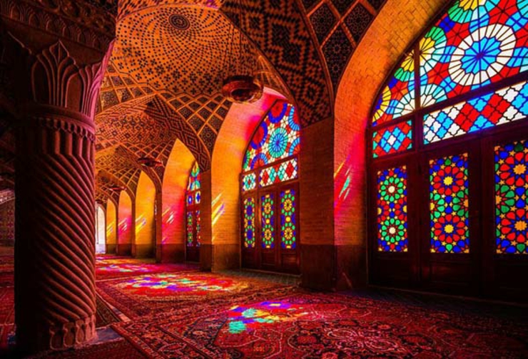 Los visitantes de esta mezquita iraní disfrutan de una auténtica fiesta de colores mezquita irani nada tipica