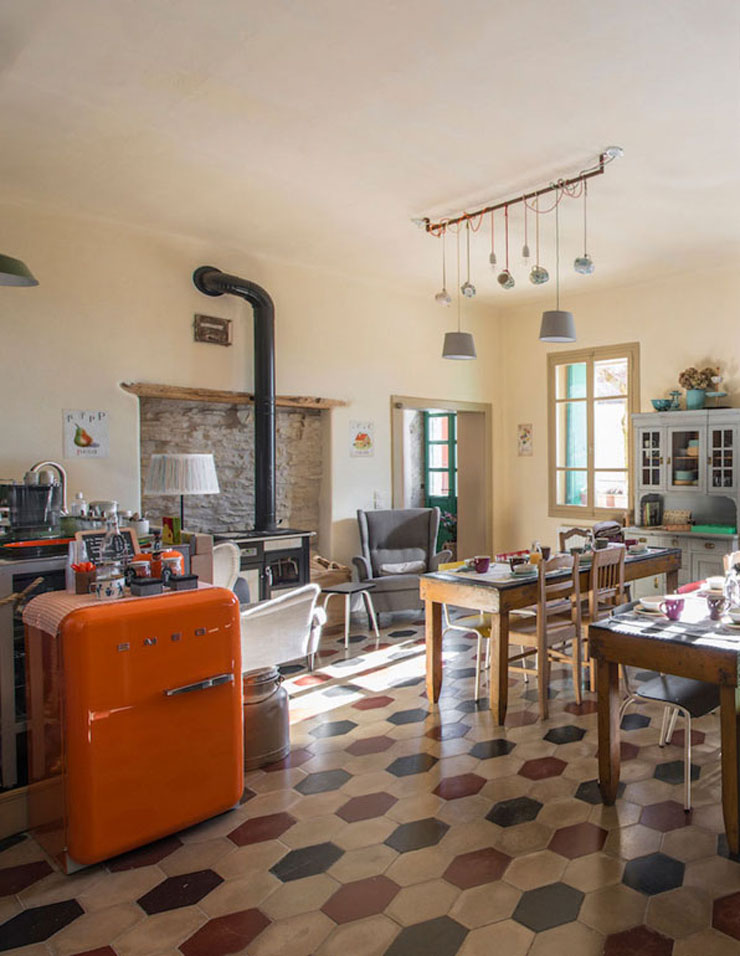 Habitación de viejo colegio convertida en cocina comedor en económico hostal italiano comida rica hostal simpatico italia