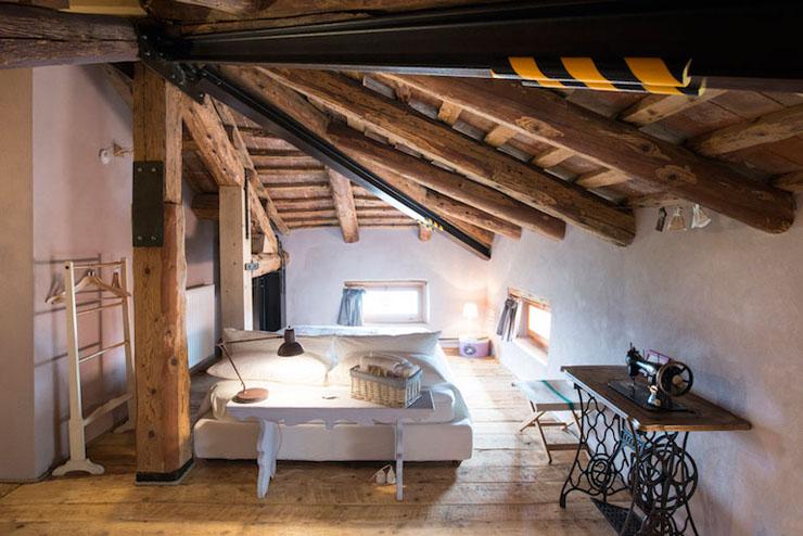 Loft espacioso en hostal italiano con vieja máquina de coser como objeto de decoración amplio loft hostal italia vistas plaza