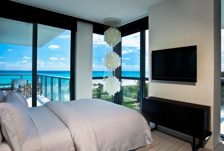 Espacioso y elegante dormitorio de lujosa suite del hotel W South Beach confort lujo hotel miami beach