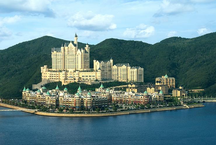 lujo glamour hotel castle dalian china