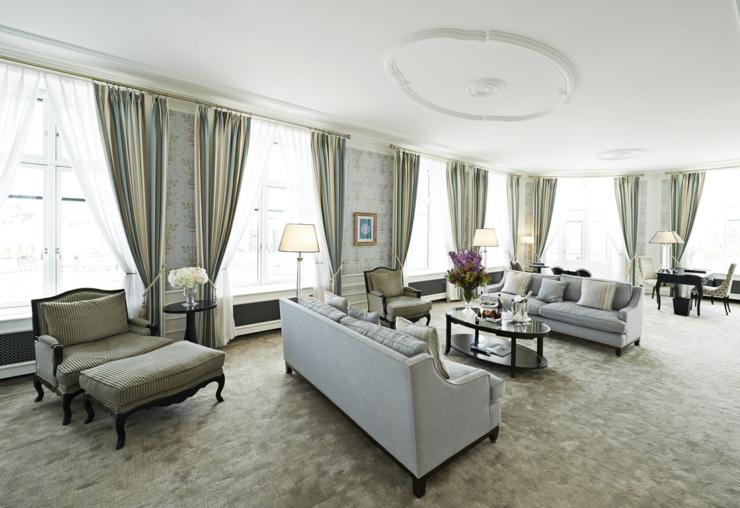 Salón espacioso en unos de los hoteles en Copenhague más lujoso renovado uno hoteles copenhague con encanto