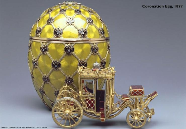 Uno de los huevos Faberge presenta la coronación del zar Nikolai II con miniatura del carruaje huevos faberge autentica joya