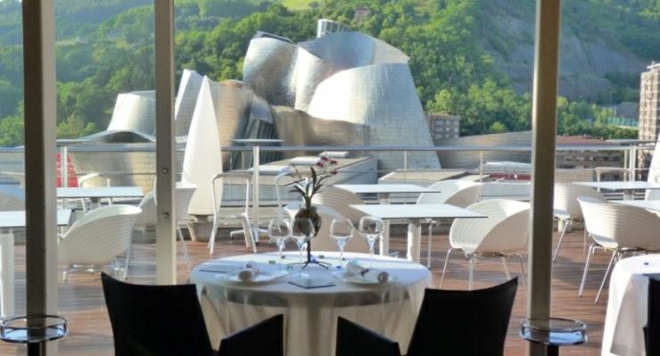 Uno de los lujosos hoteles en Bilbao, ubicado frente al Museo Guggenheim silken gran hotel domine bilbao
