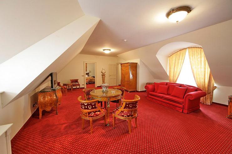 Suite espaciosa diseñada en rojo en el St. George Residence Hotel alojamiento lujo hotel boutique budapest