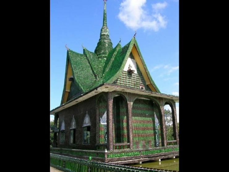 Este templo budista en Tailandia fue construido de botellas de vidrio templo budista material reciclado