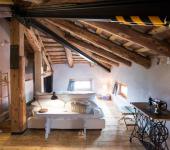 Loft espacioso en hostal italiano con vieja máquina de coser como objeto de decoración amplio loft hostal italia vistas plaza