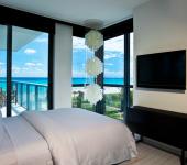 Espacioso y elegante dormitorio de lujosa suite del hotel W South Beach confort lujo hotel miami beach