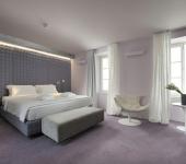 Dormitorio amplio y confortable en Vander Urbani Resort elegante hotel diseno luibliana