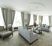 Salón espacioso en unos de los hoteles en Copenhague más lujoso renovado uno hoteles copenhague con encanto