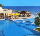 Piscina infinita de hotel de lujo con vistas al Mar Rojo hotel lujo the oberoi sahl hasheesh
