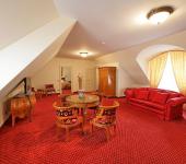 Suite espaciosa diseñada en rojo en el St. George Residence Hotel alojamiento lujo hotel boutique budapest