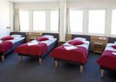 hostal habitacion amplia compartida