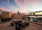 Azotea privada con una barbacoa y jacuzzi privado en el condominio momentos relax hotel unico australia