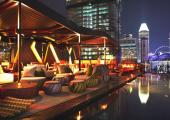 Terraza con vistas en la azotea del moderno hotel boutique en Singapur momentos relax aire libre