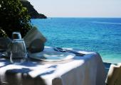 Desayuno típico servido en la terraza privada vacaciones albania hotel familiar