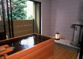 El lujoso ryokan cuenta con baño tradicional japonés que se llama ofuro ryokan lujoso bano privado