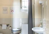 Baño cómodo, limpio en La Scuola Pensión, B & B bano confortable b and b italia