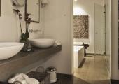 Las habitaciones y las suites en este hotel boutique son bellamente decoradas bano amplio productos marca