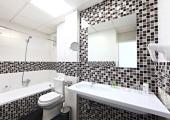 Baño espacioso y confortable diseñado en blanco y negro lujoso bano privado chic