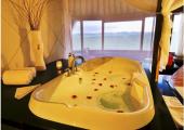 Las grandes ventanas ofrecen vistas maravillosas desde cada rincón bano hotel mongolia vistas