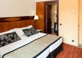 Las camas son grandes y cómodas para un descanso completo dormitorio amplio diseno moderno