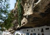 roca enorme encima casas