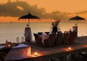 Cena romántica bajo las estrellas con vistas maravillosas en este exótico resort cena romantica bajo estrellas