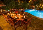 Cena romántica bajo las estrellas en el restaurante de la piscina tambor tropical beach resort