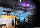 Todas las casas tienen por lo menos una pared rocosa pared excavada roca