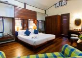 Dormitorio confortable con ambiente tradicional tailandés dormitorio espacioso confortable
