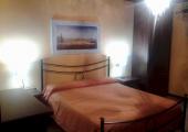 El dormitorio es amplio con muebles de la época habitacion la toscana espacioso comoda