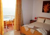 Dormitorio amplio con terraza con vistas al mar Jónico habitacion mare hotel junto playa