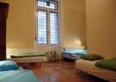 Espacioso dormitorio compartido con vistas a la calle habitacion elegante hostal capital hungara