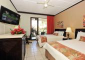 Habitación confortable, diseñada en estilo contemporáneo, con vistas a la piscina flamingo beach resort spa