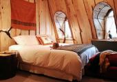 El diseño del dormitorio es en estilo rustico caloroso acogedor ambiente rustico