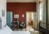 Dormitorio cómodo en pequeño hostal con vistas impresionantes comodo economico hostal rustico italia