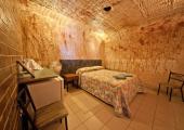 habitación espaciosa motel subterraneo 